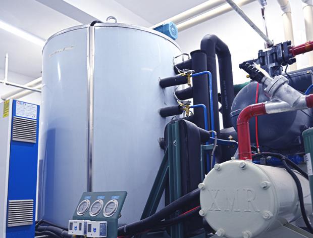 一臺10噸級的工業(yè)冰塊制冰機，價格一般在20萬到50萬人民幣上下浮動