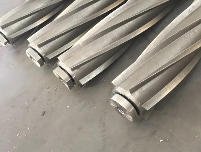 不正確安裝或嚴(yán)重磨損的冰刀刀片也會(huì)導(dǎo)致冰刀卡住