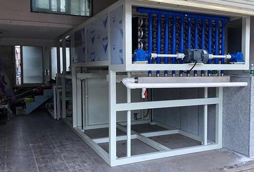 針對(duì)節(jié)能快速制冰機(jī)，其水循環(huán)系統(tǒng)設(shè)計(jì)注重減少能耗和加快制冰速度