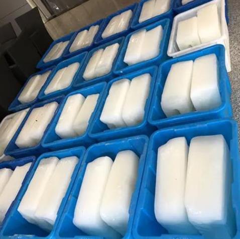 工業(yè)降溫冰塊的原理主要是利用冰的融化吸熱特性 工業(yè)降溫冰塊的原理主要是利用冰的融化吸熱特性