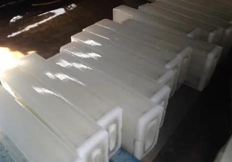 工業(yè)降溫冰塊的原理主要是利用冰的熔化過程吸收熱量 工業(yè)降溫冰塊的原理主要是利用冰的熔化過程吸收熱量